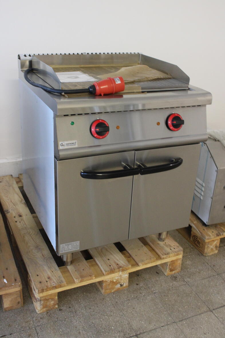 GN Gastronic’s HER-706A szekr�nyes elektromos rostlap – sima �s bord�zott s�t�fel�lettel